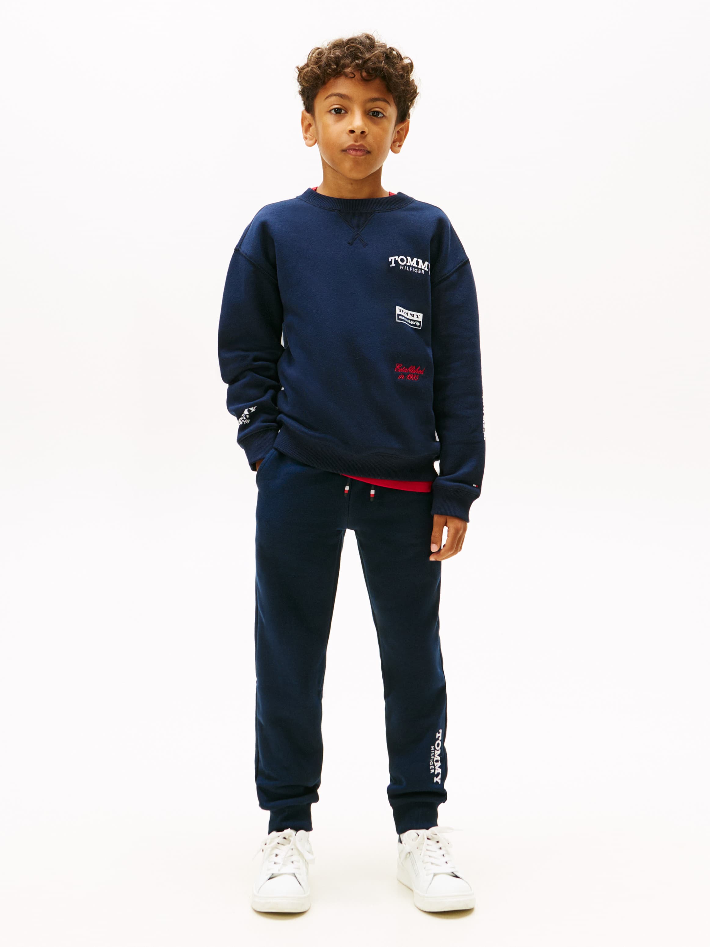 بنطلون رياضي بطبعة الشعار
