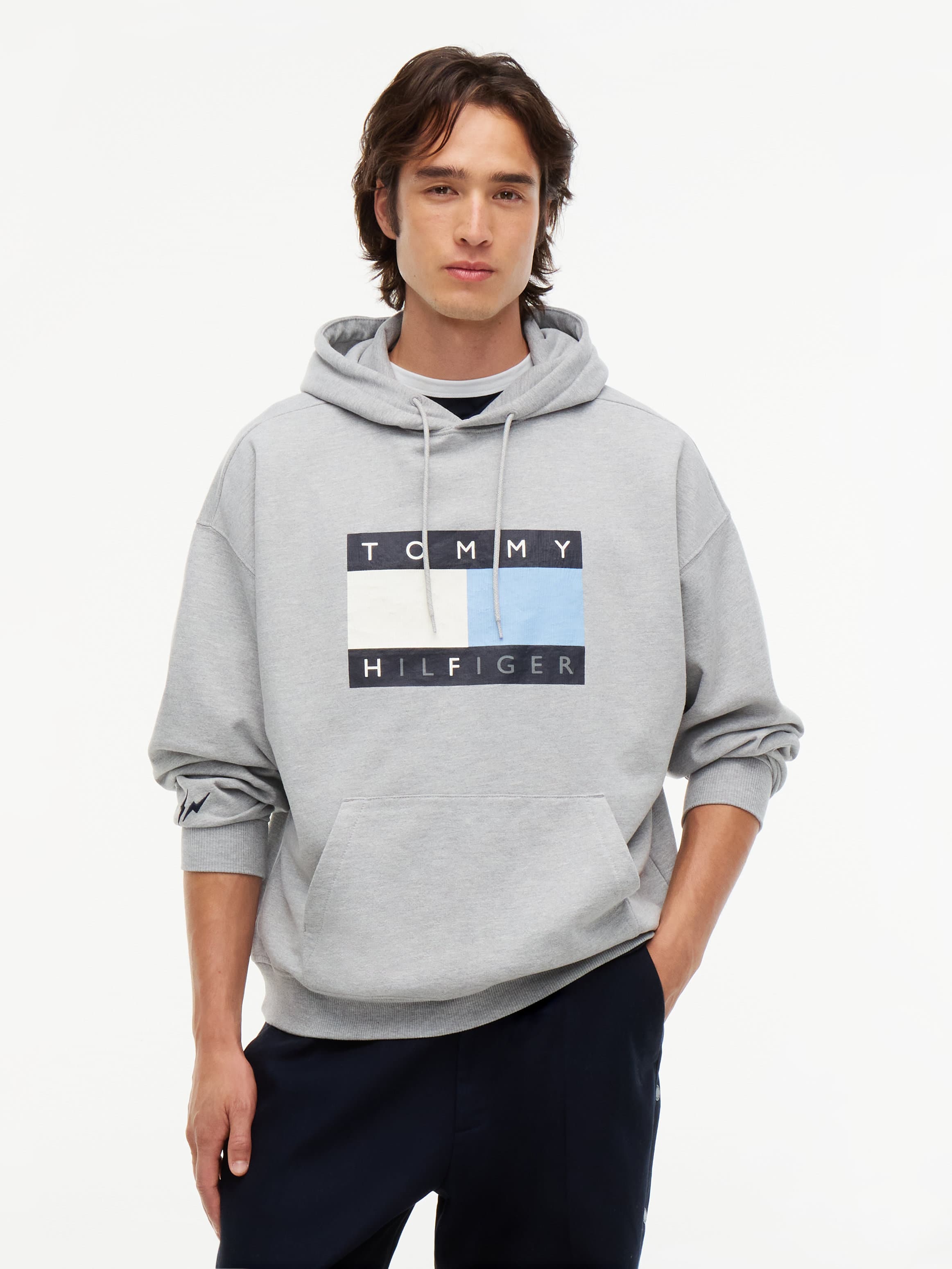 هودي تومي هيلفيغر × إف آر جي إم تي بقصة مريحة ورباط