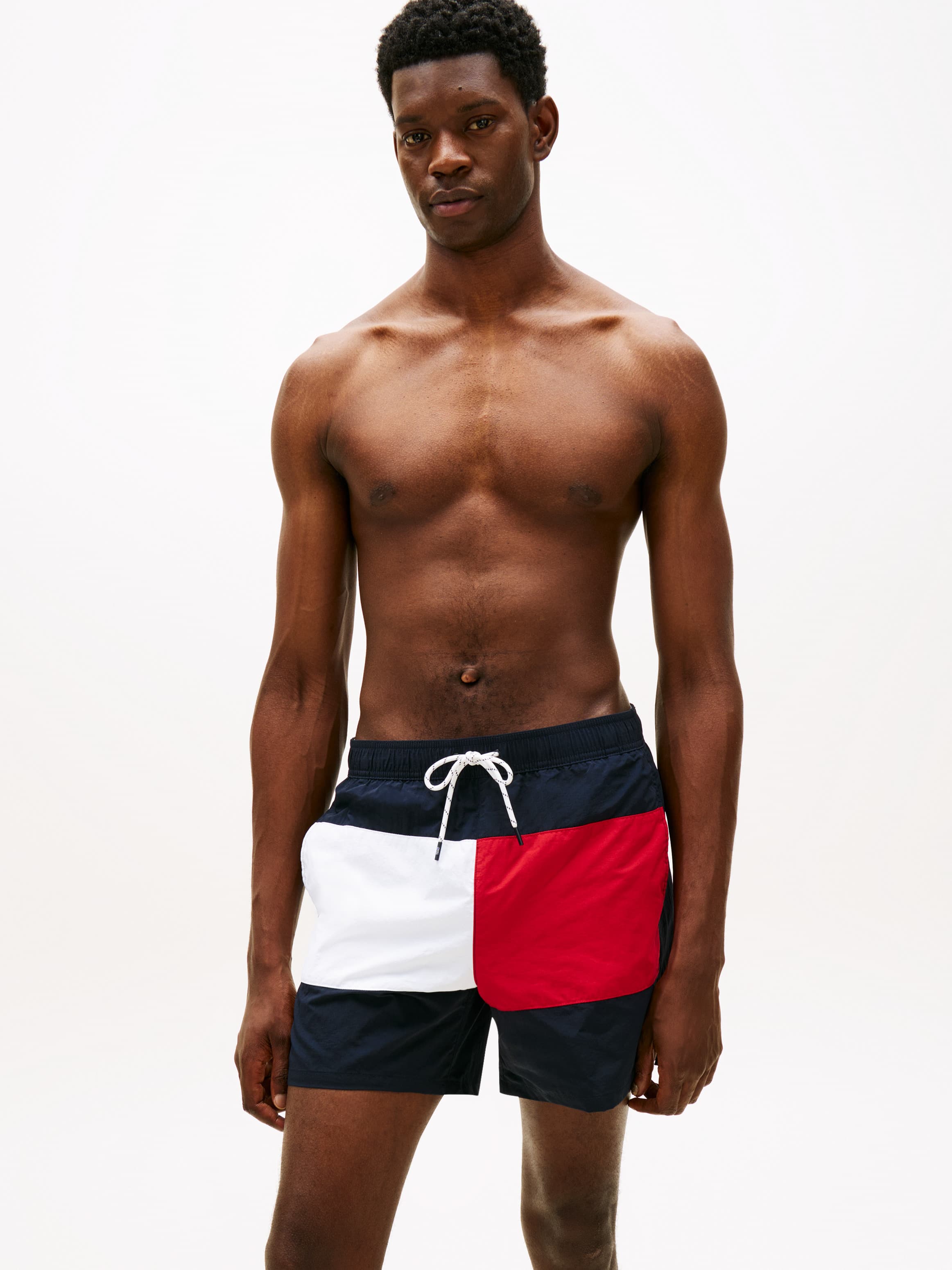 شورت سباحة متوسط الطول بتصميم ألوان متباينة